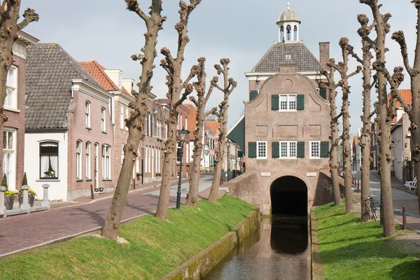 Antiguo ayuntamiento de la ciudad holandesa Nieuwpoort, construido sobre un canal — Foto de Stock