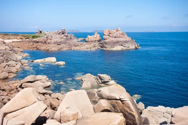 Prachtige kust van Bretagne met grote rotsen — Stockfoto