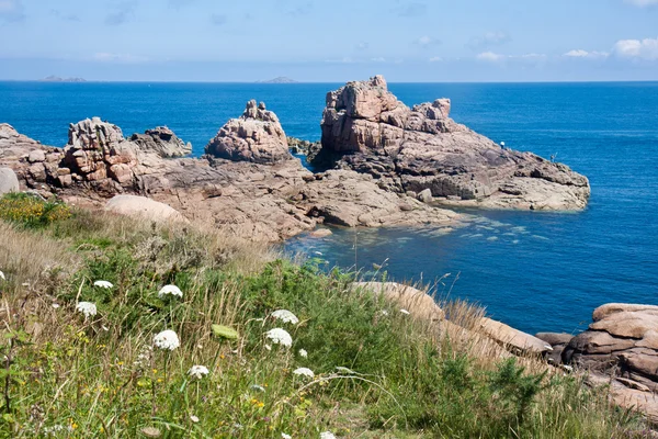 Prachtige kust van Bretagne met grote rotsen — Stockfoto