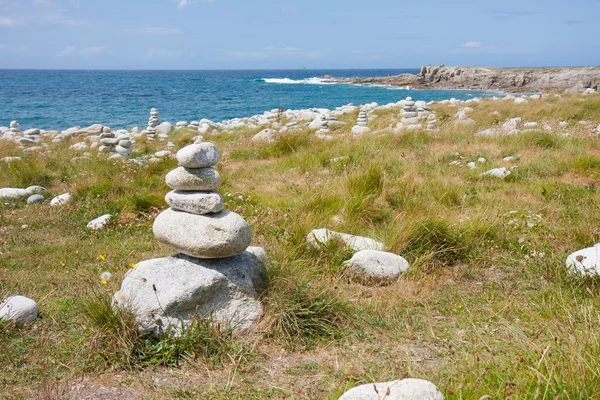 Cairns and stones at the French coast of Brittany — Stock Photo, Image