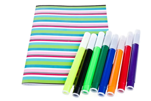 Livro de trabalho com conjunto de lápis coloridos, isolado em branco — Fotografia de Stock