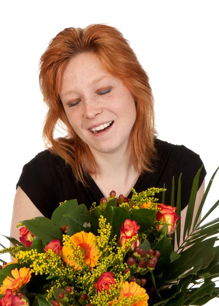 Zadowoleni i zaskoczeni młoda kobieta z piękny bukiet kwiatów — Zdjęcie stockowe