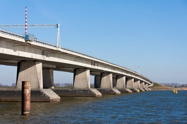 在荷兰的大型混凝土桥梁 — 图库照片