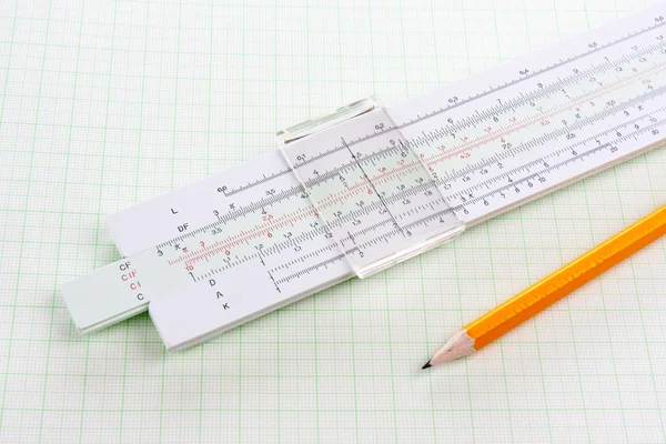 Regra da corrediça sobre papel quadrado com lápis de madeira — Fotografia de Stock