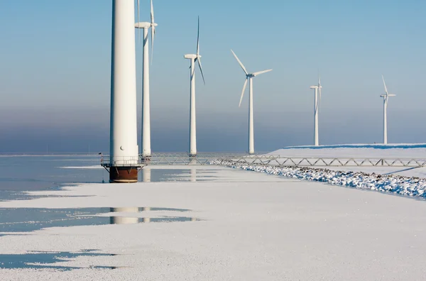 Turbinas eólicas offshore holandesas em mar congelado — Fotografia de Stock