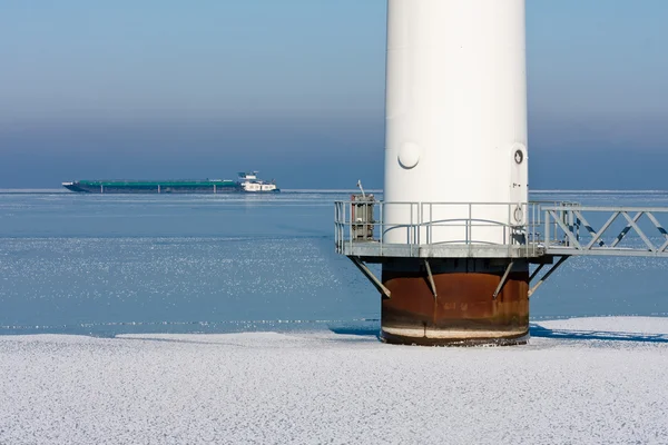 Detalhe de uma turbina eólica offshore em um mar congelado — Fotografia de Stock