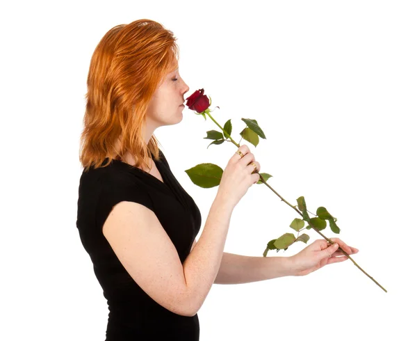 Na białym tle piękny rudy kobieta z różą, — Zdjęcie stockowe