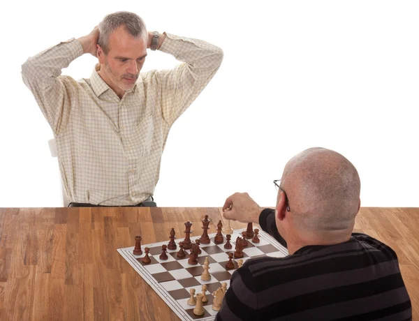 En schackspelare checkmates den andra. isolerad på vit — Stockfoto