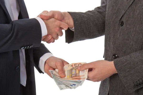 Dos hombres de negocios y pagando dinero — Foto de Stock
