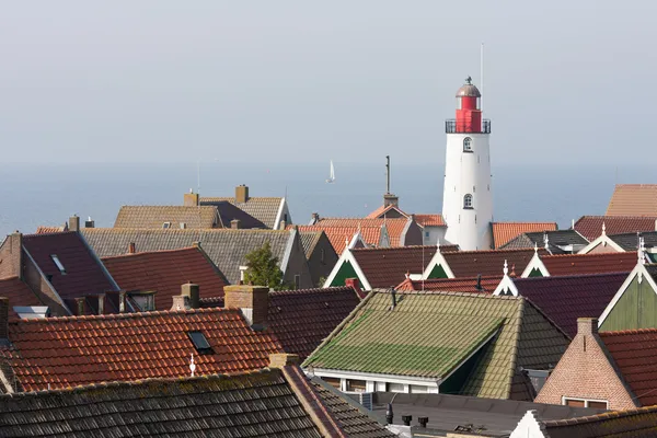 Deniz feneri ve eski karakteristik çatılar, havadan görünümü — Stok fotoğraf