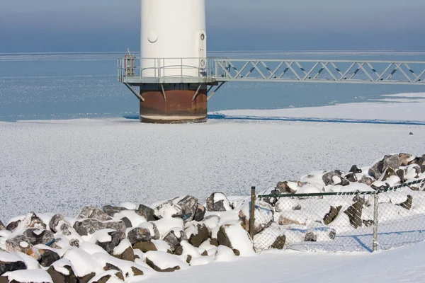 Base de un gran aerogenerador en alta mar en un mar congelado — Foto de Stock