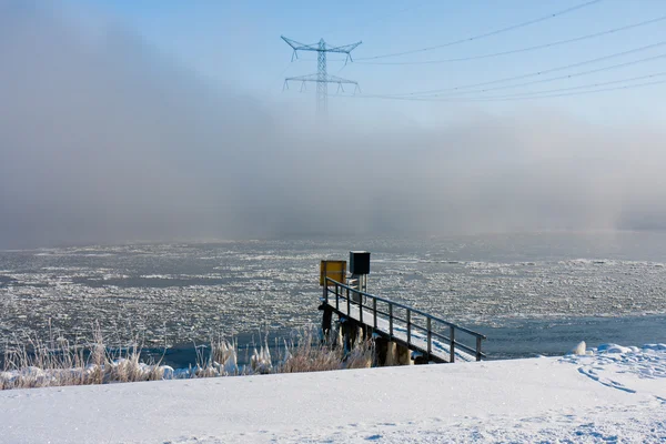 Nebbia invernale sopra un lago ghiacciato nei Paesi Bassi — Foto Stock