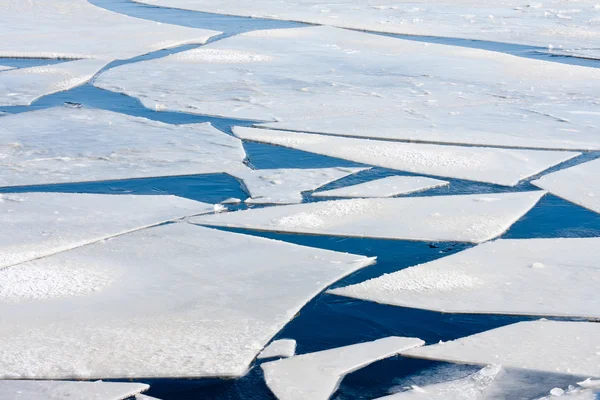 Mare congelato con grandi banchi di ghiaccio — Foto Stock
