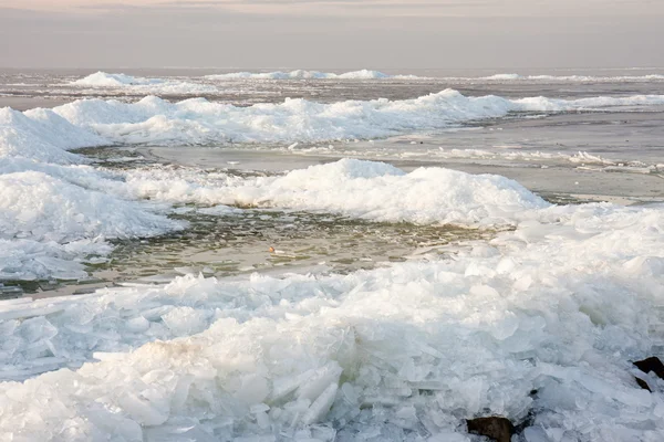 Tepecik günbatımında Hollanda'da buz. — Stok fotoğraf