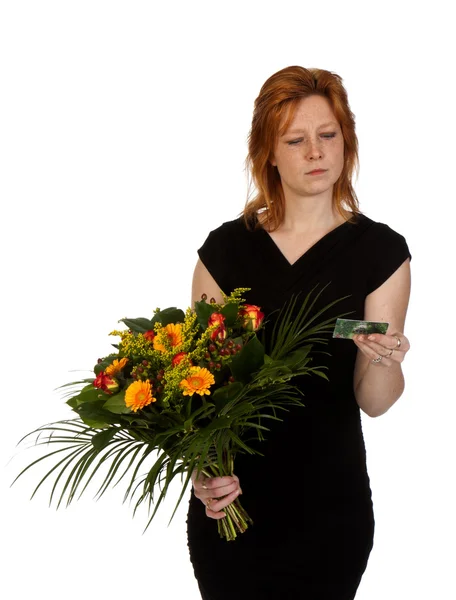 Kobieta jest zastanawiając się, kto wysłał jej kwiaty? — Zdjęcie stockowe