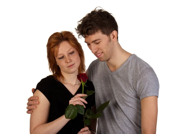 Glückliches junges Paar mit roter Rose; isoliert auf weißem Grund — Stockfoto
