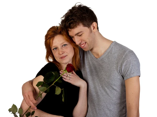 Glada unga par med röd ros; isolerad på vit — Stockfoto