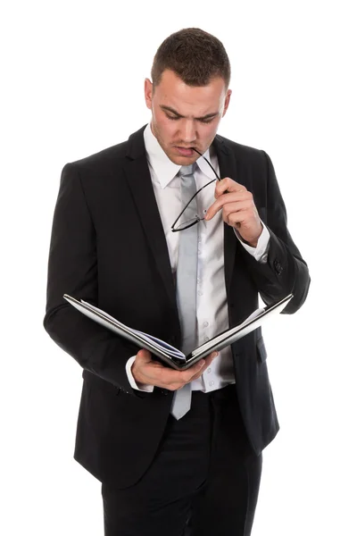 Giovane uomo d'affari che legge documenti; isolato su bianco — Foto Stock