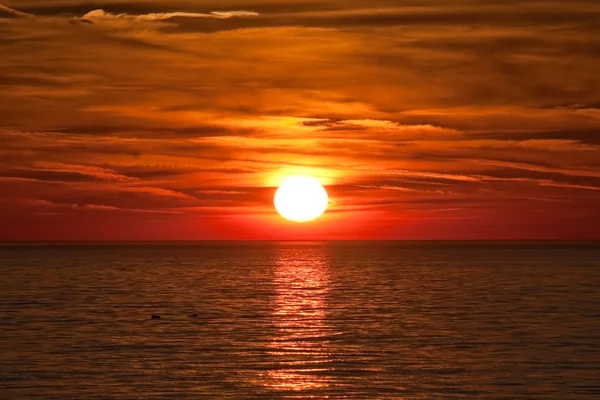 Belo pôr do sol colorido sobre a água na Holanda — Fotografia de Stock