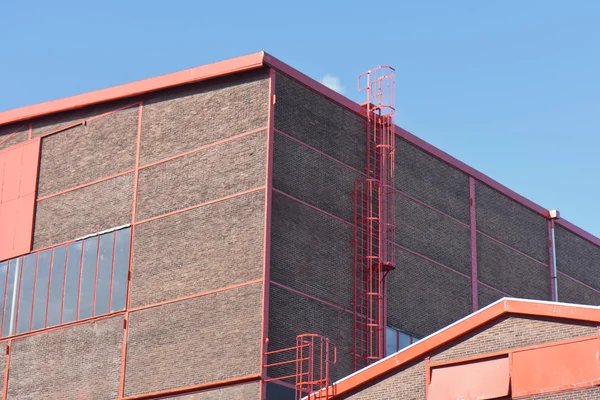 Fassade einer großen Fabrik mit schönen roten Details — Stockfoto