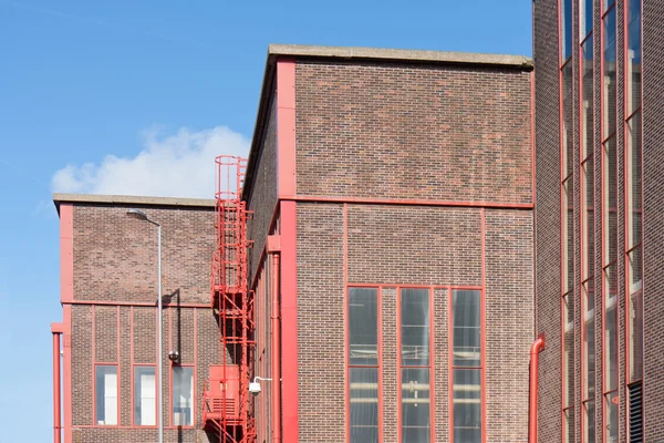 Fasad från en stor fabrik med fina röda Detaljer — Stockfoto