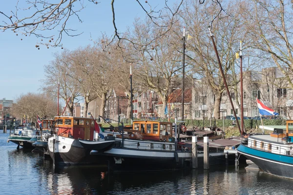 Barcazas en el antiguo puerto histórico de Schiedam, Países Bajos — Foto de Stock