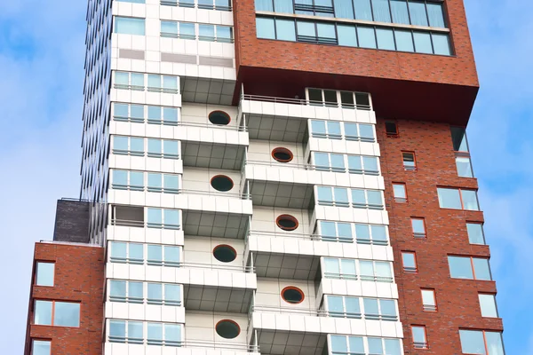 Szczegóły wieżą nowoczesny budynek z mieszkaniami — Zdjęcie stockowe