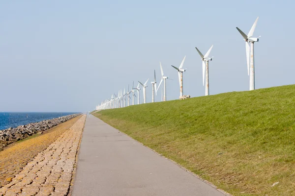 Windräder an einem niederländischen Deich — Stockfoto