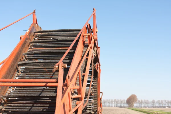 Детали с сельскохозяйственной машины на голландских лугах — стоковое фото