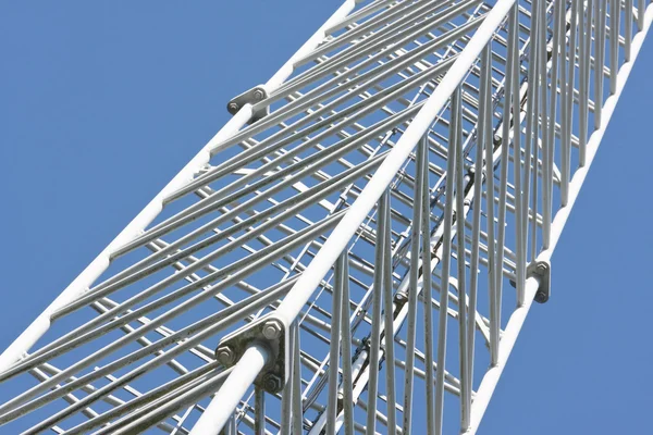 Деталь телекоммуникационной башни с голубым небом — стоковое фото