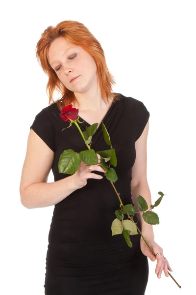Na białym tle piękny rudy kobieta z różą, — Zdjęcie stockowe