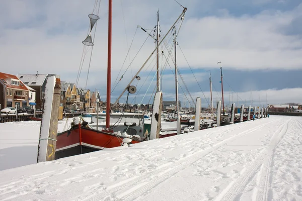 Fischerboot im zugefrorenen Hafen — Stockfoto