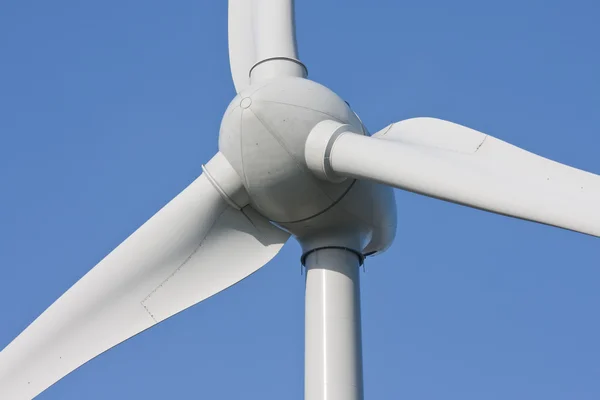 Close-up de uma enorme turbina eólica — Fotografia de Stock