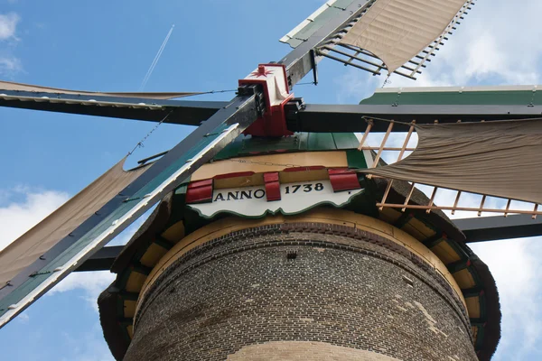 Vista frontale forma un mulino a vento tradizionale olandese — Foto Stock