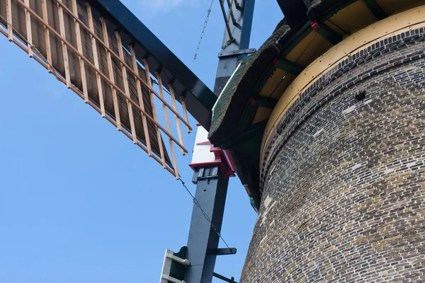 Vista frontal de um moinho de vento holandês tradicional — Fotografia de Stock
