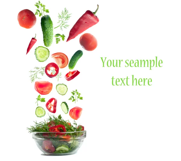 Sinkende frisches Gemüse für einen Salat. — Stockfoto