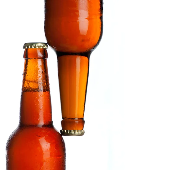 Koud biertje achtergrond close-up op wit — Stockfoto