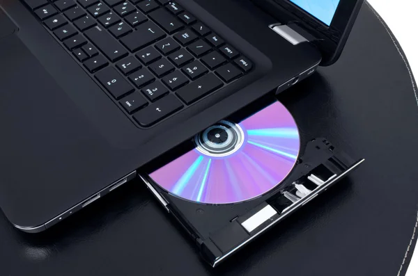 Laptop com um disco de DVD — Fotografia de Stock