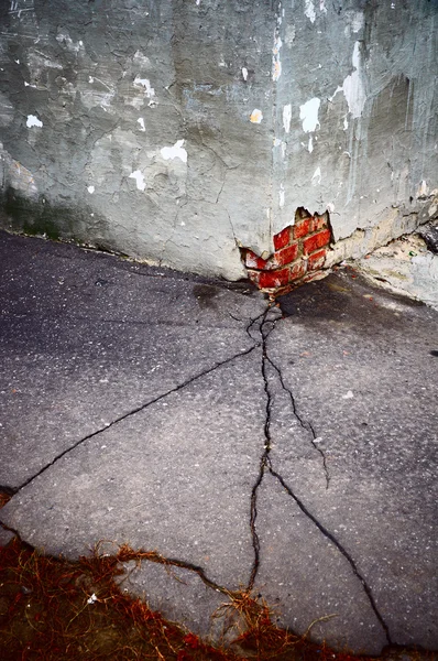 Halkeama asfaltissa pystysuora — kuvapankkivalokuva