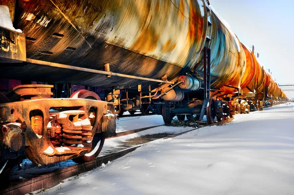 Trainen met benzine brandstoftanks op de spoorlijn — Stockfoto