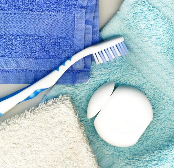 Cepillo de dientes, con hilo dental y toallas — Foto de Stock