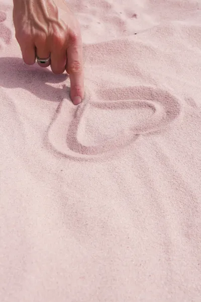 Ruční kresba srdce v písku na pláži — Stock fotografie