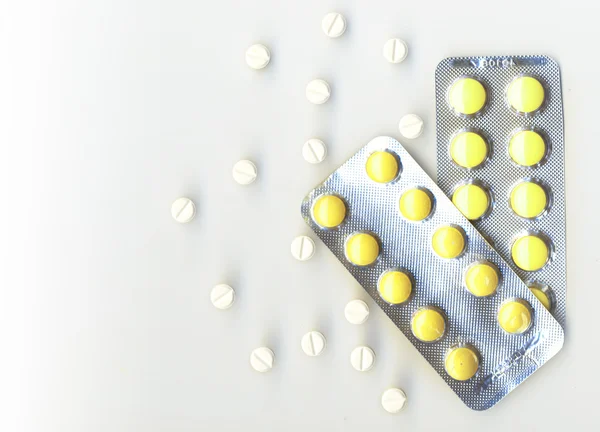 :Tabletták fehér alapon — Stock Fotó