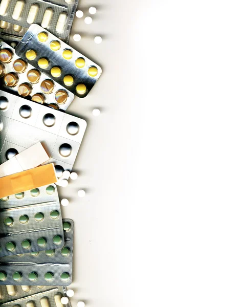 :Pillole su uno sfondo bianco — Foto Stock