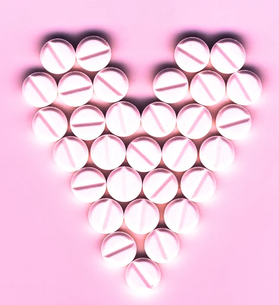 Форма сердца, сделанная из таблеток — стоковое фото