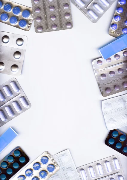 :하얀 배경에 놓인 약들 — 스톡 사진