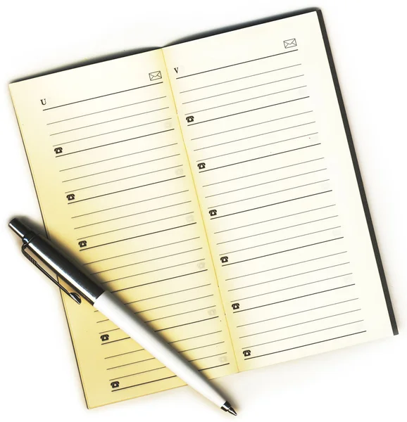 Livro de endereços e uma caneta sobre um fundo branco isolado — Fotografia de Stock