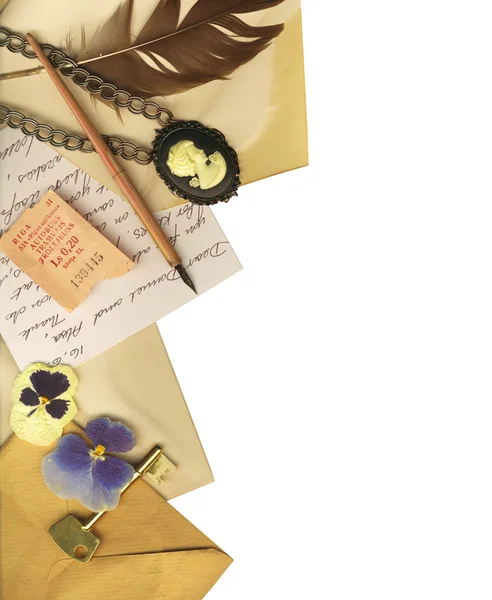 Bordure vintage avec de vieilles lettres, une clé, un seau vintage, des fleurs, un camée a — Photo