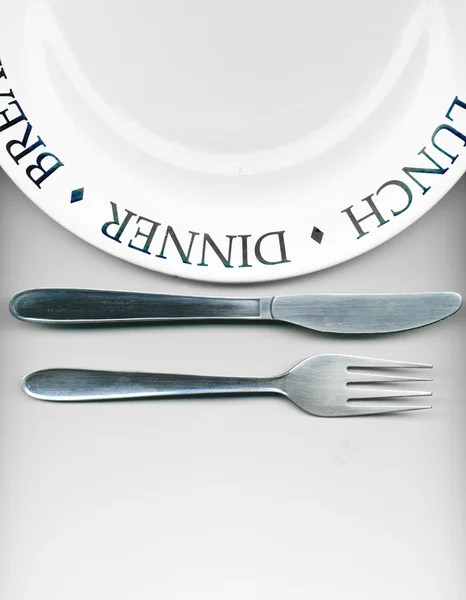Kniv och gaffel med vit platta — Stockfoto