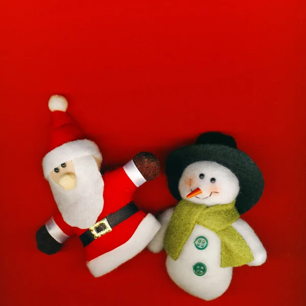 Santa Claus y muñeco de nieve en el fondo rojo de Navidad — Foto de Stock